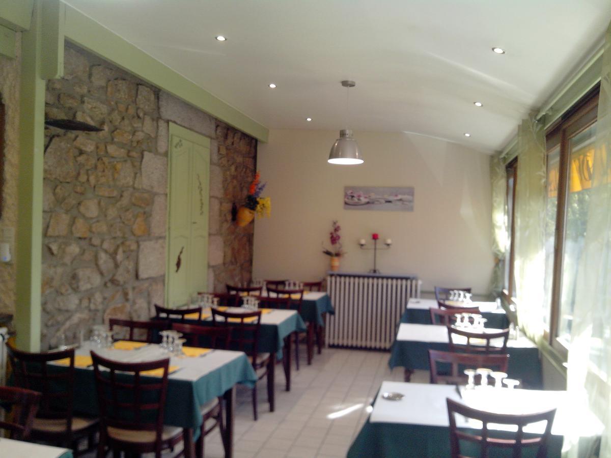 Hotel Restaurant Du Velay Le Chambon-sur-Lignon Bagian luar foto