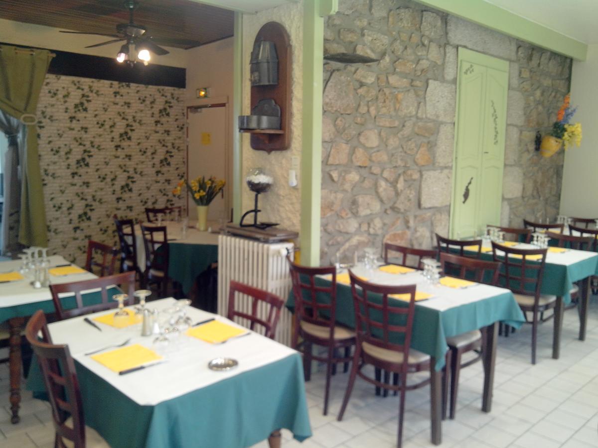 Hotel Restaurant Du Velay Le Chambon-sur-Lignon Bagian luar foto
